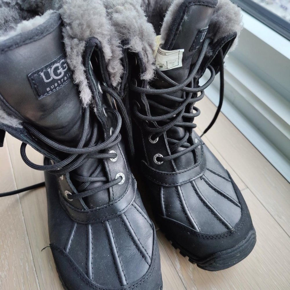 UGG Womens size 7 black boots Vibram S/N 1906